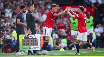 Man Utd player being substituted 